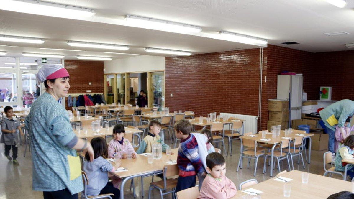 El preu dels menjadors escolars catalans es manté congelat, però és el dels més alts de l'Estat