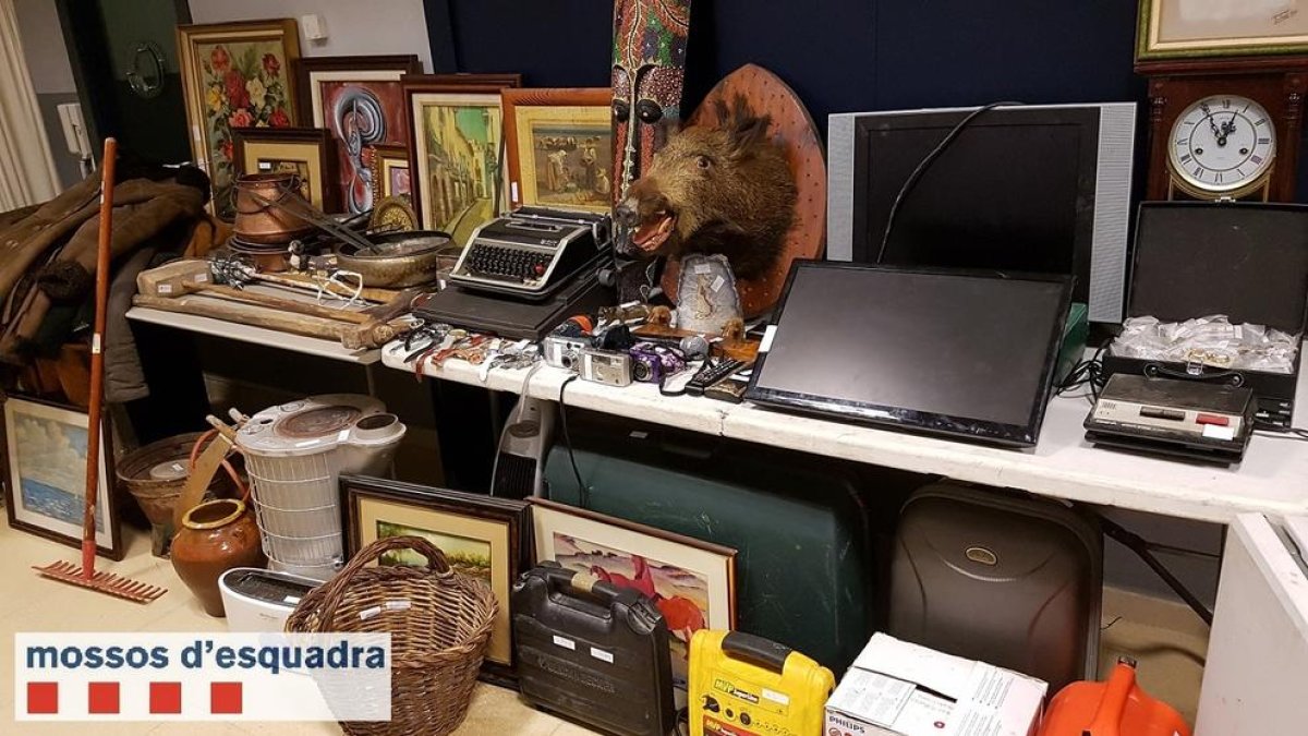 Material recuperado por los Mossos d'Esquadra en casa de uno de los detenidos