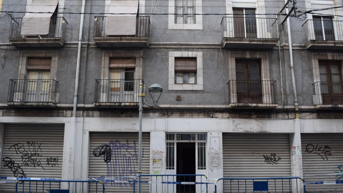Desalojan a tres familias por desprendimientos en un edificio de la calle Reial