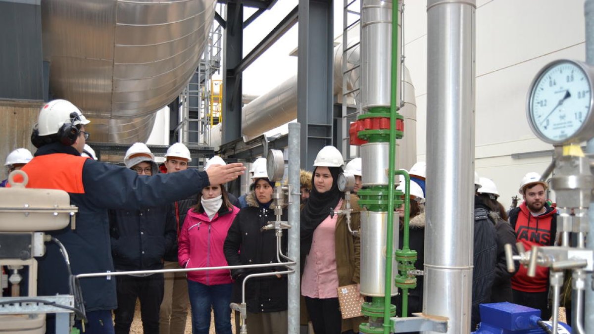 Estudiantes de Ingeniería Química de la ETSEQ visitan la planta de Messer en el Morell