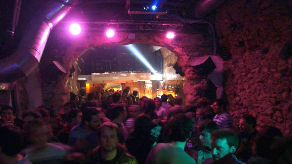 Detingut per robar a un grup de joves a la Sala El Cau