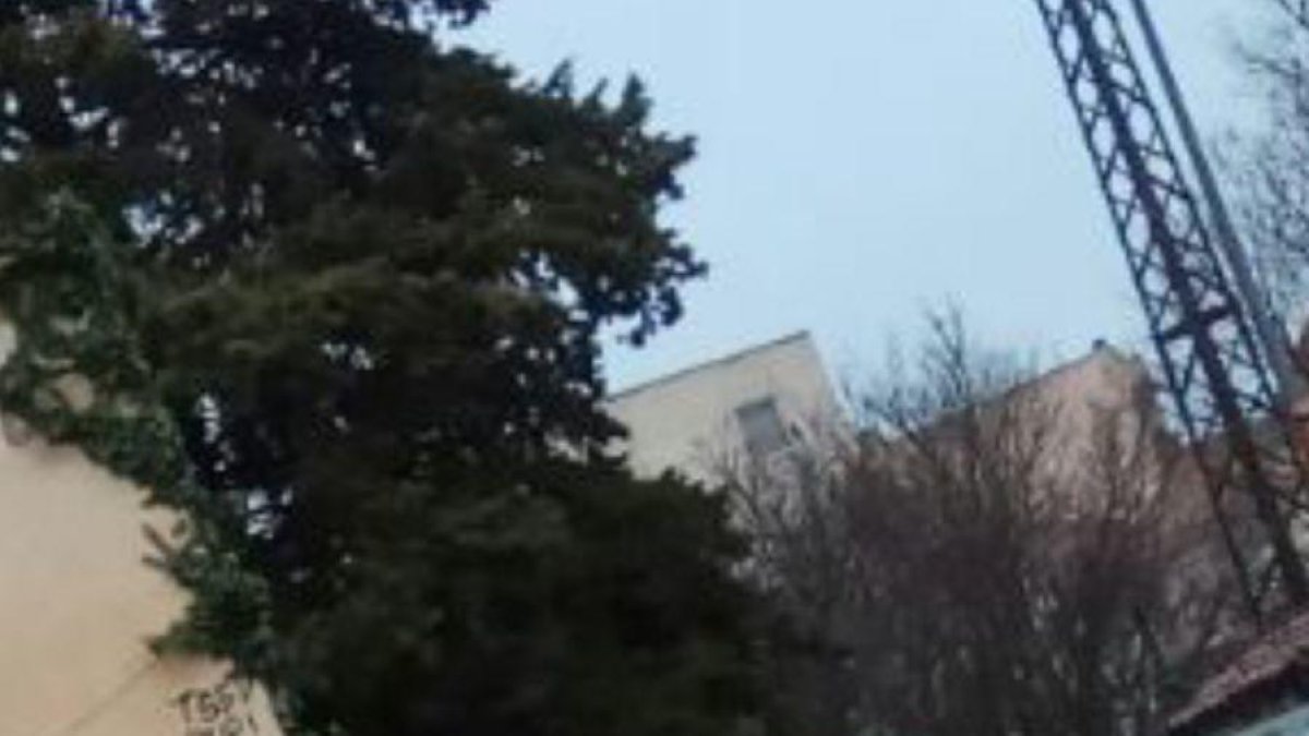 Una furgoneta, a punto de caer calle abajo en Valls