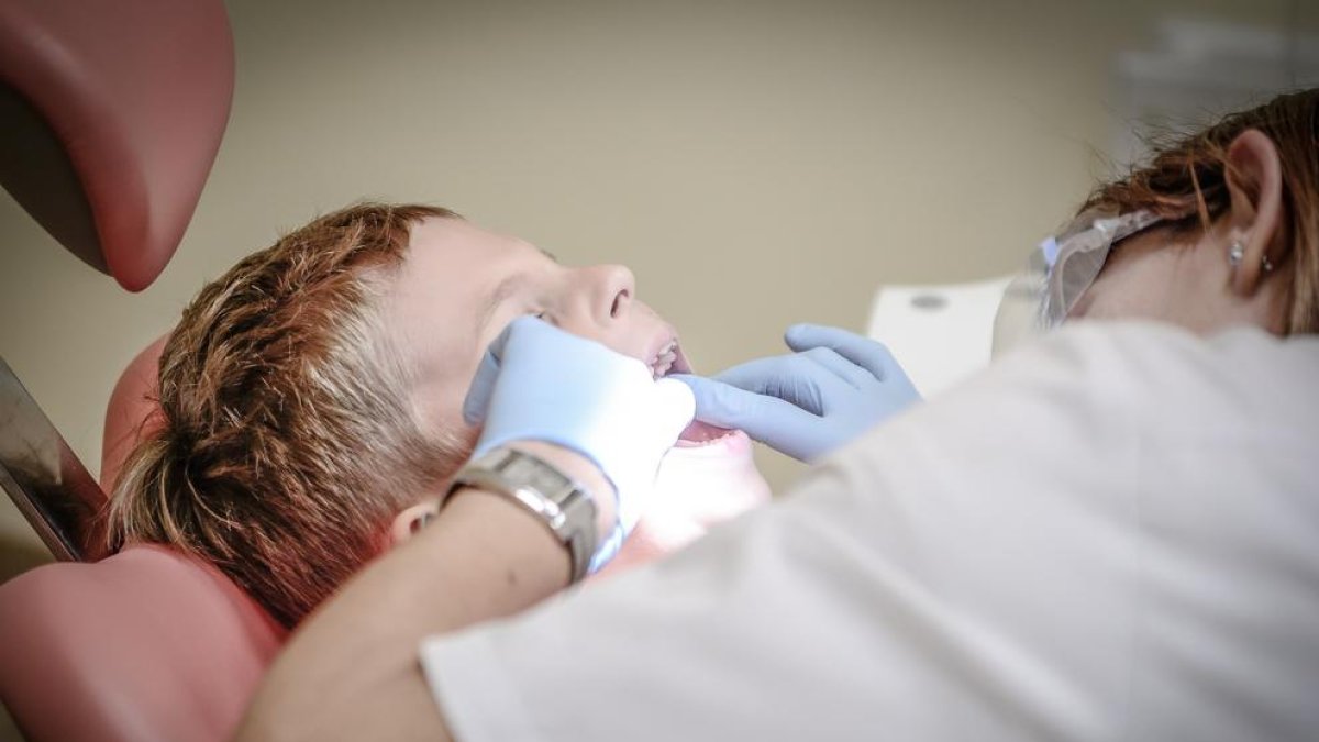 El Consell de Dentistes alerta sobre l'expansió de clíniques similars a iDental