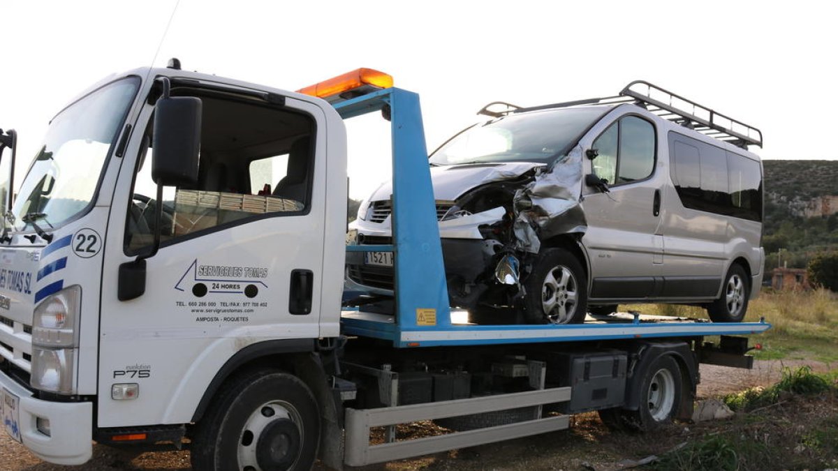 Dos jóvenes mueren en un accidente entre una moto y una furgoneta en Amposta