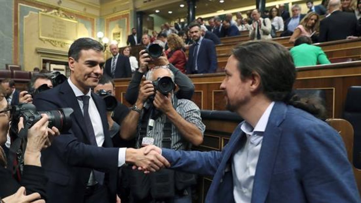 Iglesias es posa «a disposició» de Sánchez per formar un govern més enllà dels 84 diputats del PSOE fins el 2020