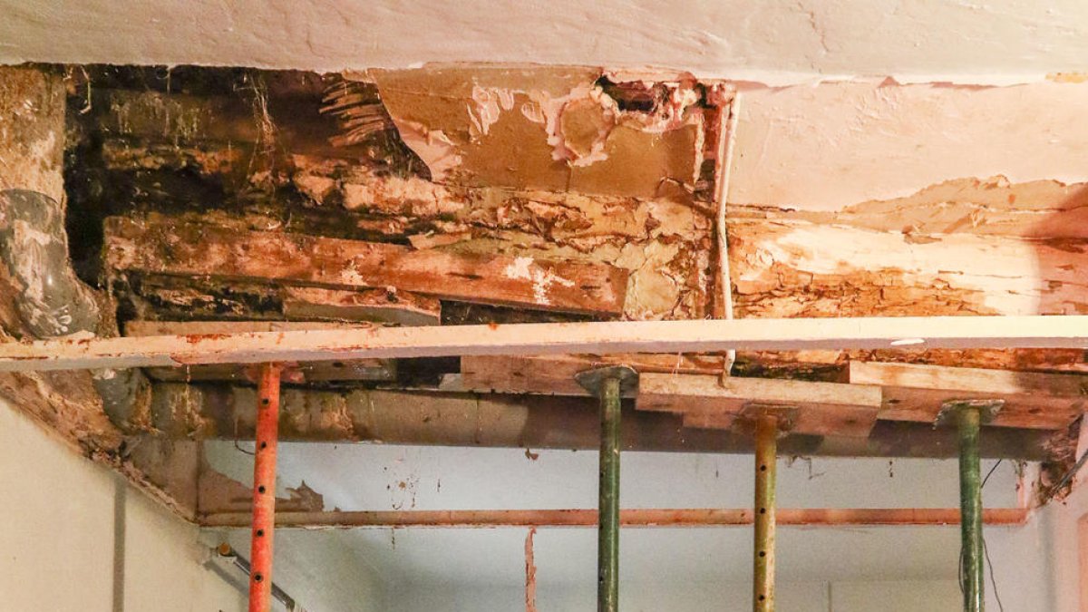 Encara hi ha famílies vivint al bloc ruïnós del carrer de Sant Magí