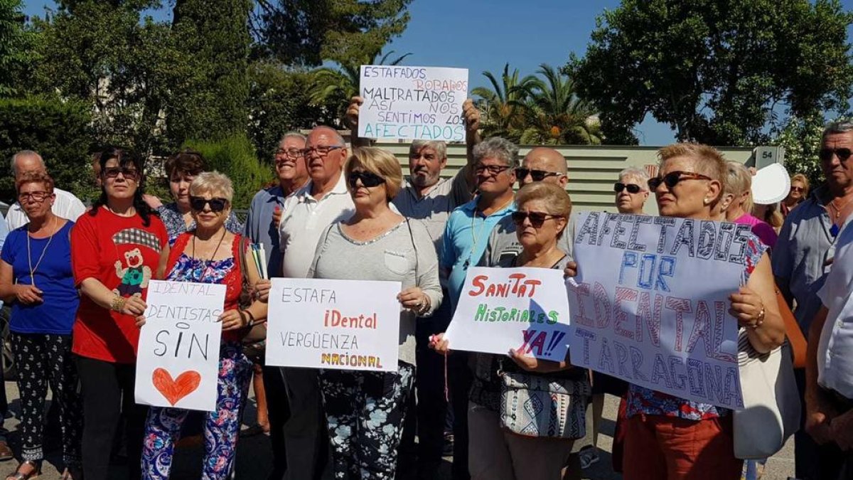 Afectats d'iDental protesten en sentir-se  «estafats, robats i «maltractats» per la clínica