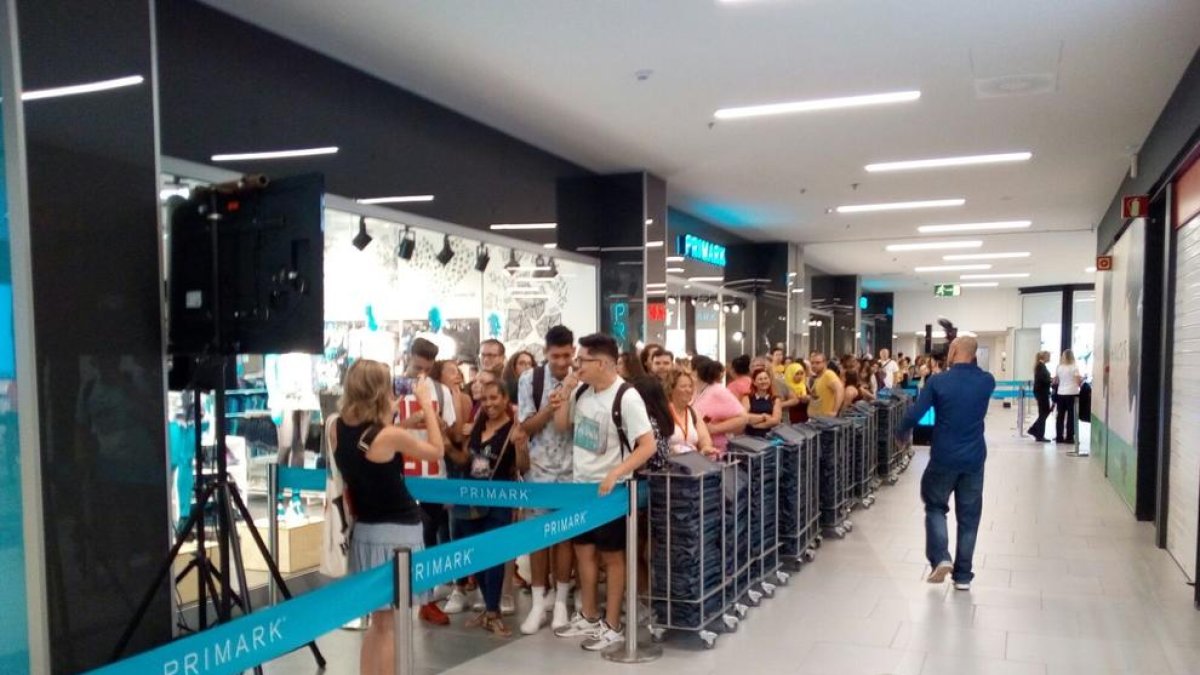 Colas para ser los primeros al entrar en el Primark de Tarragona