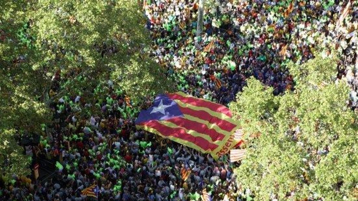 Barcelona luce un signo positivo a favor de la democracia y la libertad