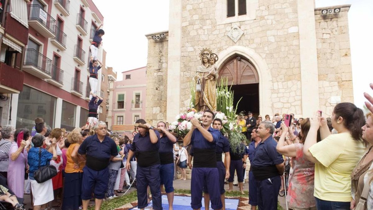 Empiezan las emblemáticas fiestas de la Virgen del Carme en el Serrallo