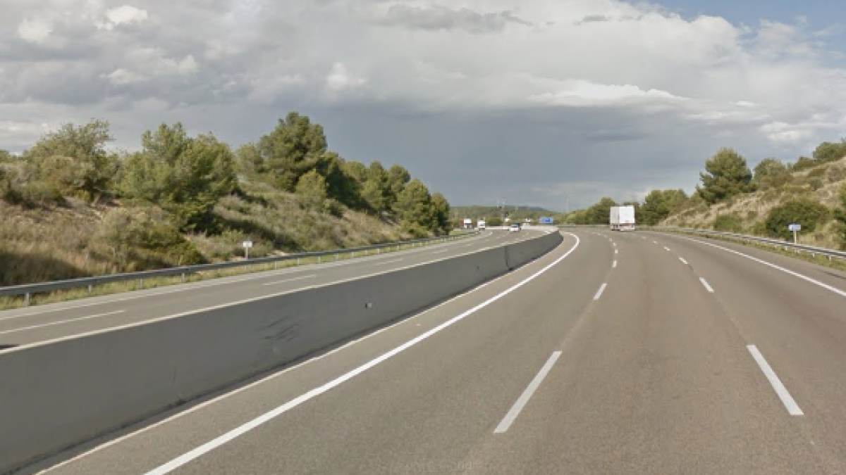 Un accident entre un camió i un cotxe talla la AP-7 a Tarragona