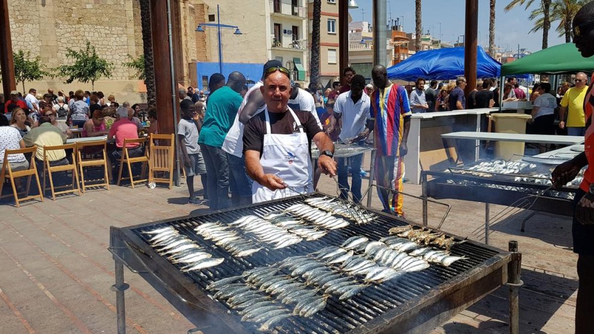 La Muntanyeta recapta 3.000 euros gràcies a la sardinada dels pescadors serrallencs