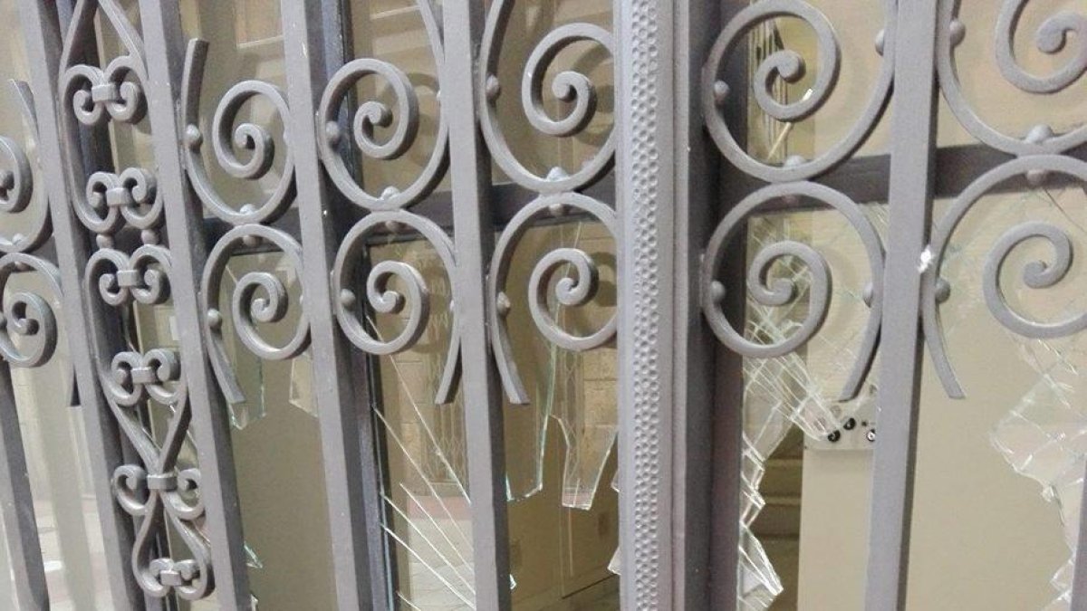 Un joven rompe el cristal de un portal de Tarragona de una patada durante la noche