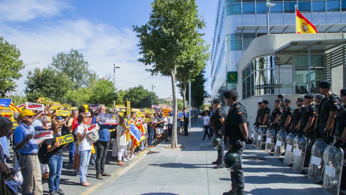 Una marxa silenciosa recorre les comissaries de Tarragona contra la violència policial de l'1-O