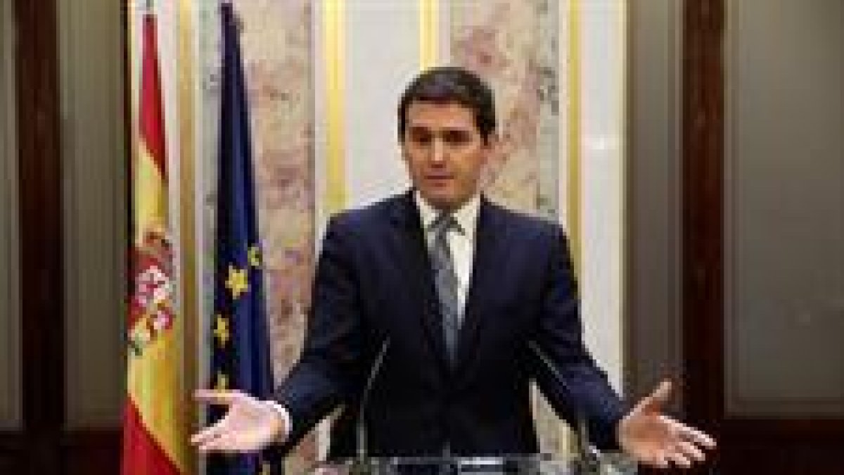 Rivera avisa que estarà pendent de les «hipoteques» del govern de Sánchez per estar en mans del «racista» Torra