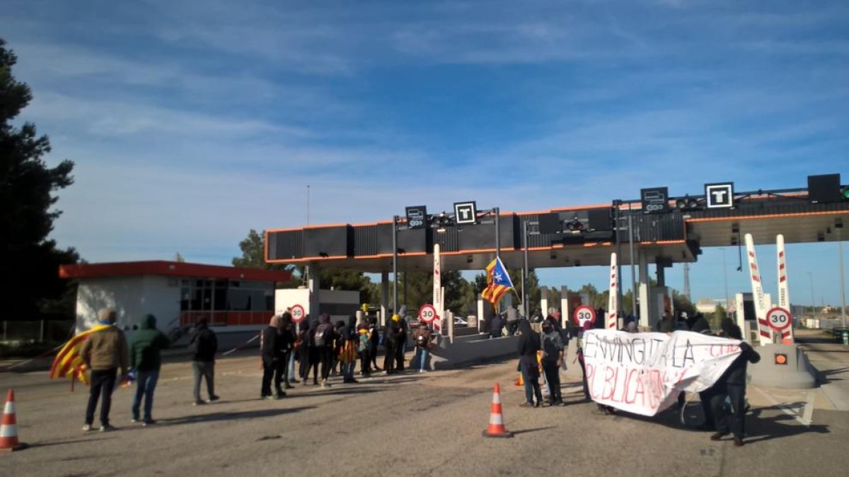 Los CDR se marchan del peaje del AP-7 en el Vendrell y mantienen barreras abiertas a l'Hospitalet de l'Infant