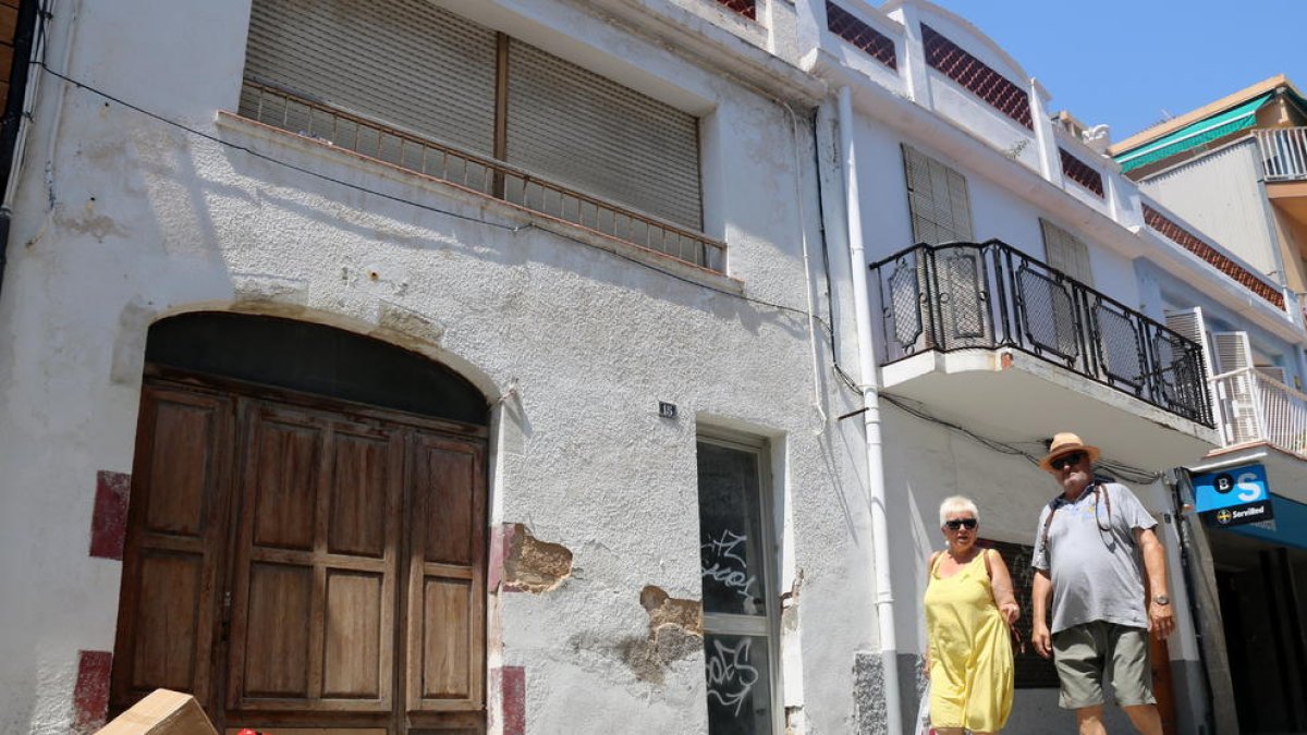 Calafell detecta un foco de ratas en dos casas abandonadas junto a la playa