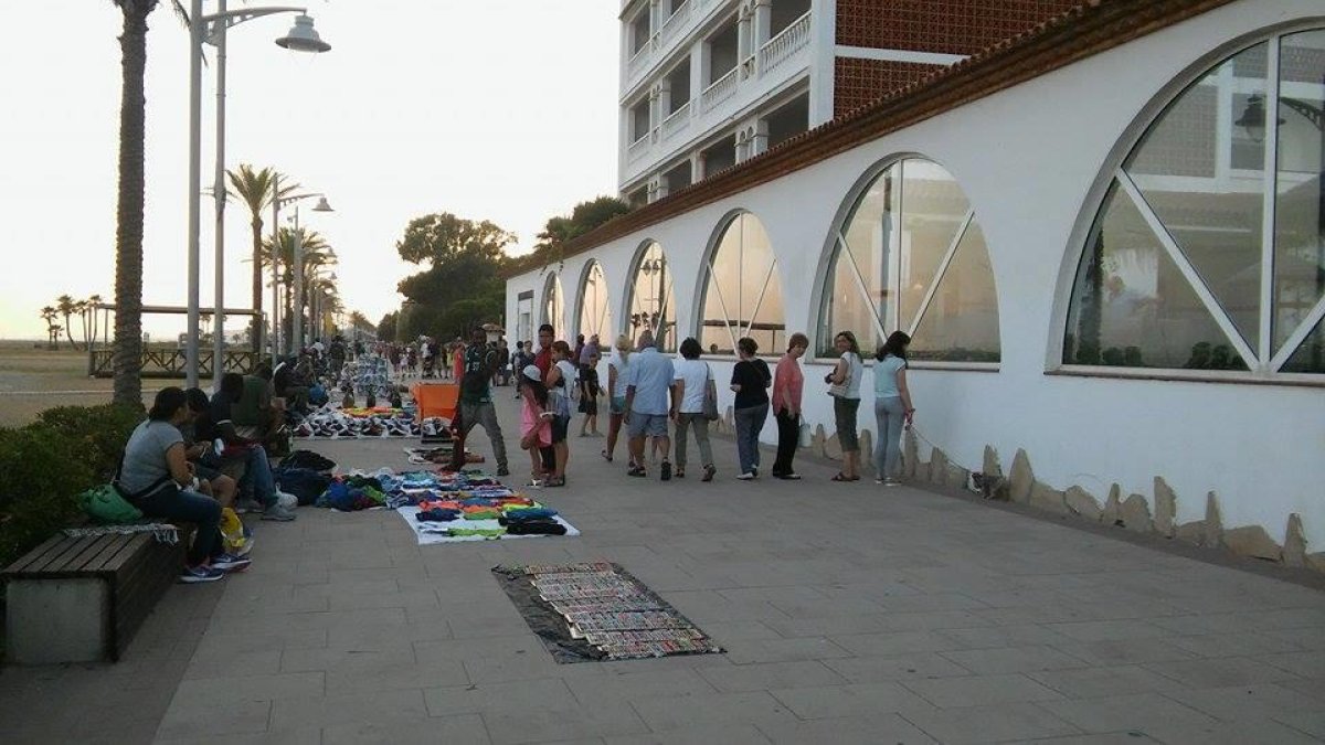 El  top manta 'omple' el buit comercial al passeig de Coma-ruga