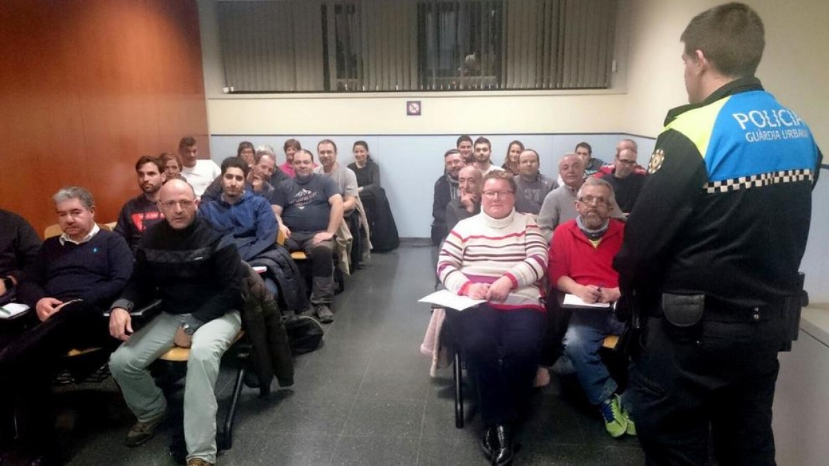 La Guàrdia Urbana forma 26 voluntaris de Protecció Civil en tècniques de regulació de trànsit