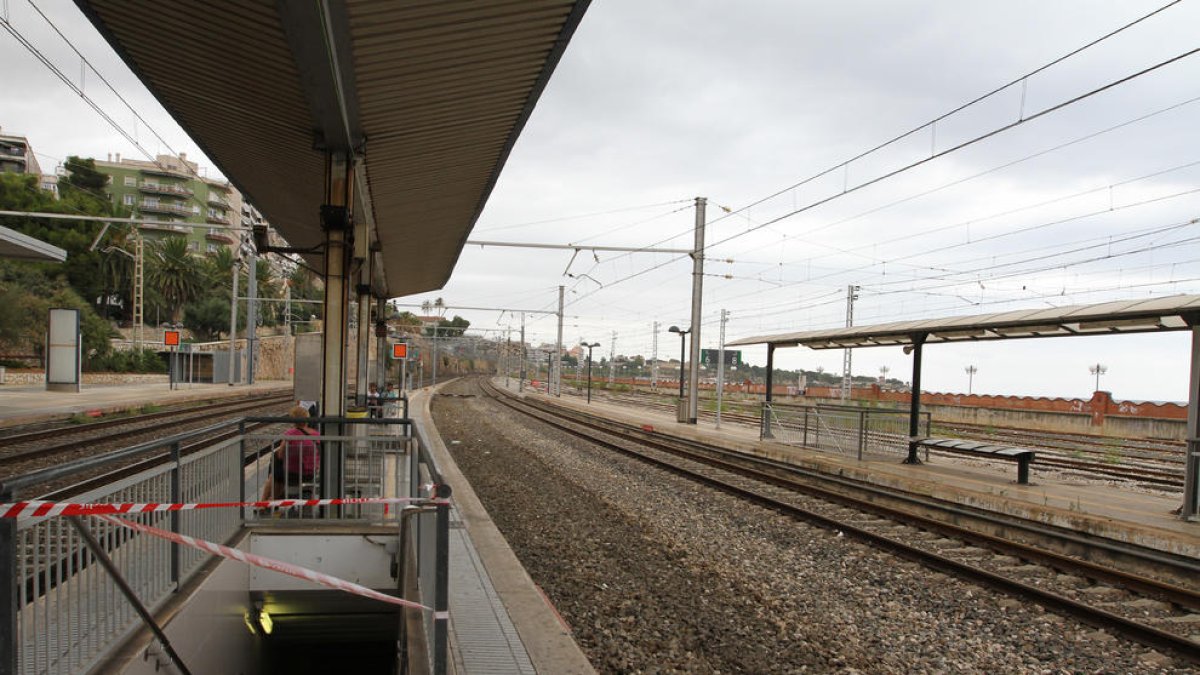 ADIF retira la vía 4 con el fin de iniciar la ampliación al andén de la estación