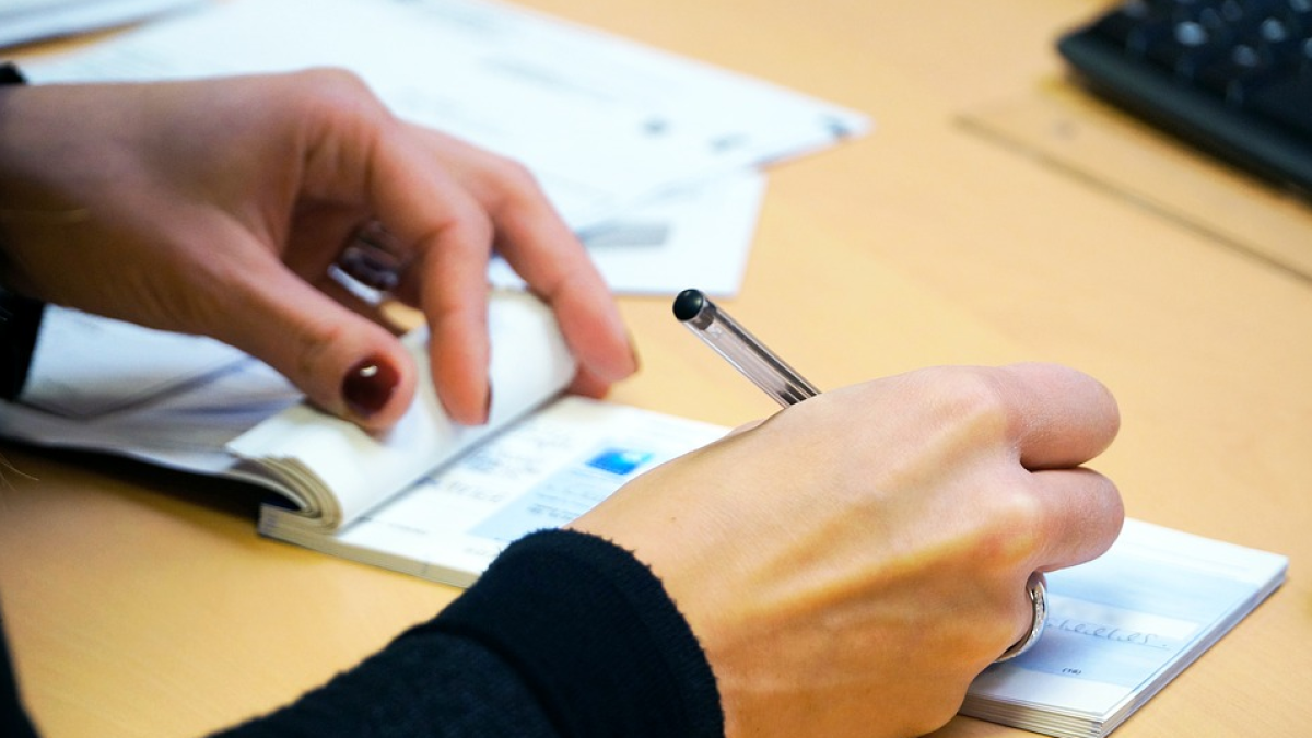 L'actuació policial va permetre la detenció de l'home i la intervenció del mitjà de pagament