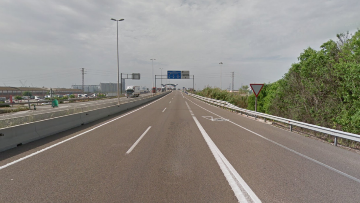 Un ferit en una sortida de via d'un turisme a Tarragona