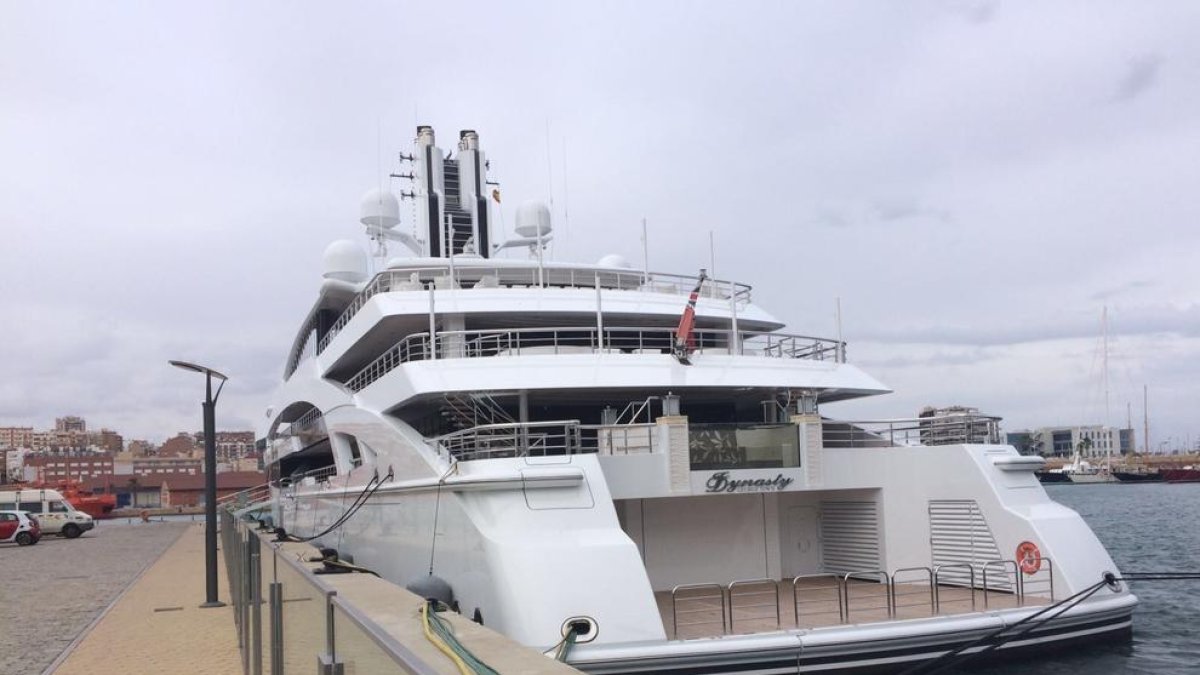 El I Dinasty atraca a Tarragona: un iot per a grans celebracions