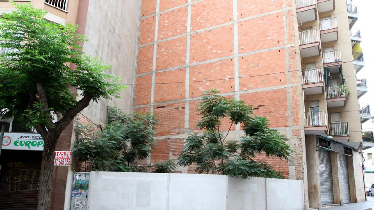 Imposen dues multes a un solar descuidat del carrer Estanislau Figueres