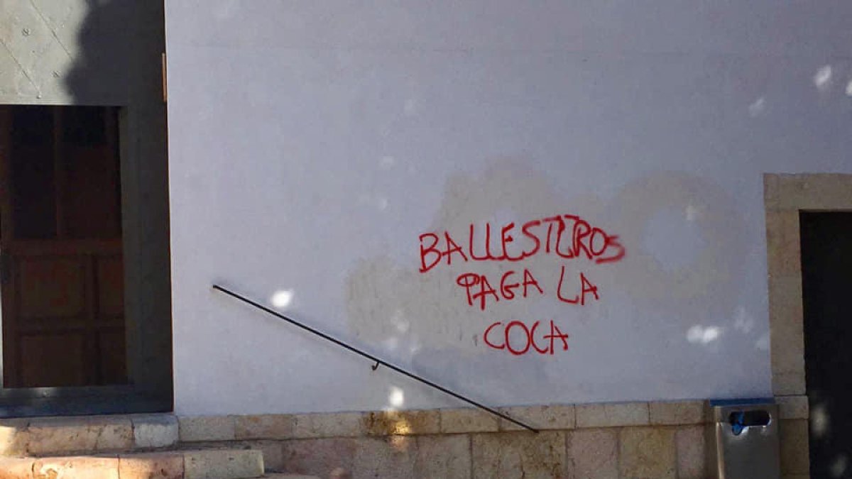 Ballesteros denuncia una pintada a l'església de la Trinitat a la plaça del Rei