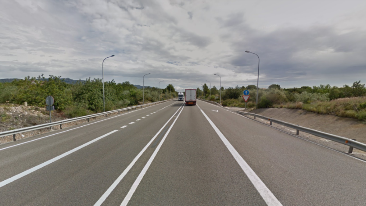 El conductor d'un camió resulta ferit en bolcar a l'N-340