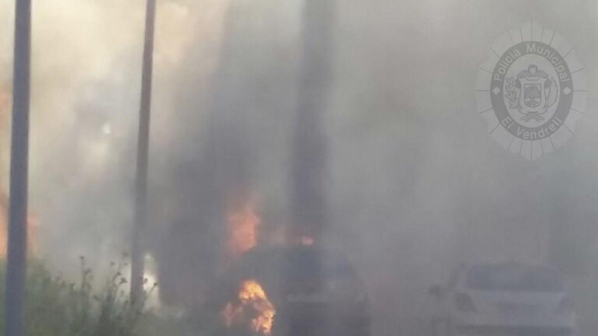 Pequeño incendio próximo a la estación de Comarruga