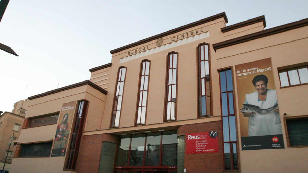 El cànon mensual dels paradistes del Mercat Central baixa un 30%