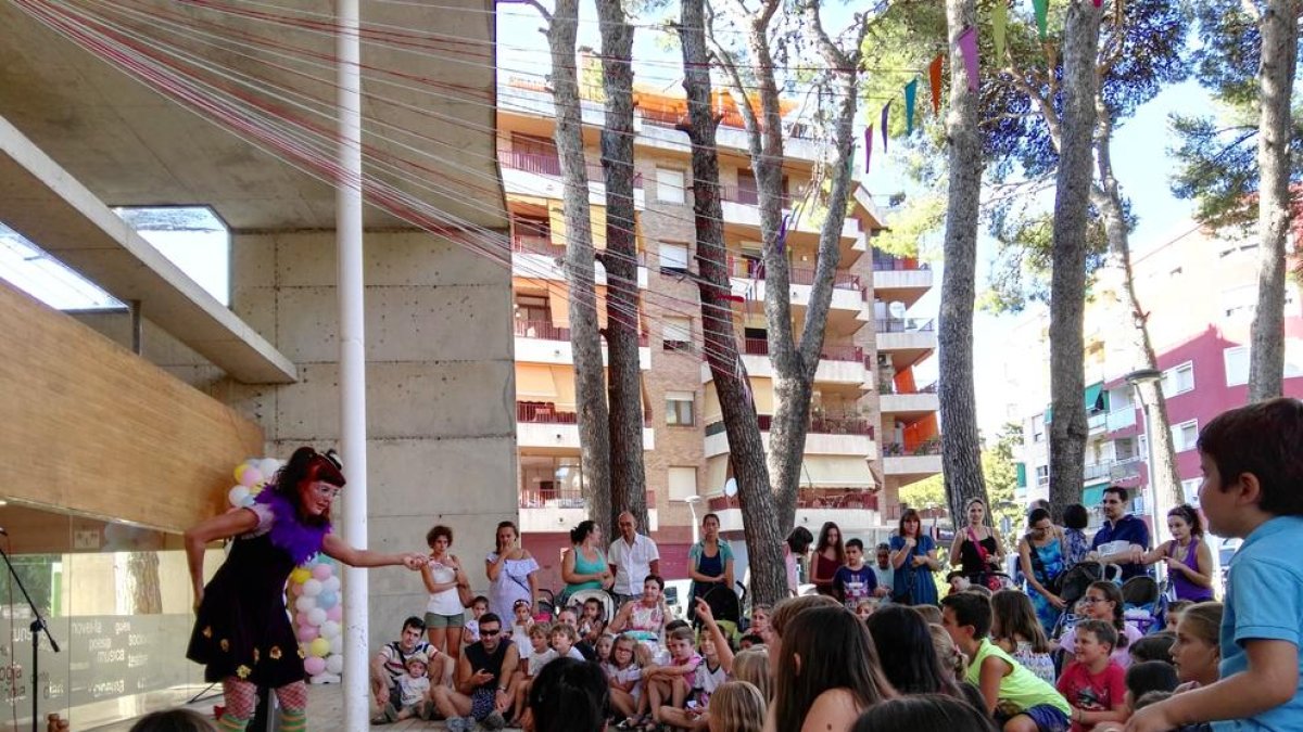 El circo sirve para celebrar los 25 años de la Biblioteca de Salou