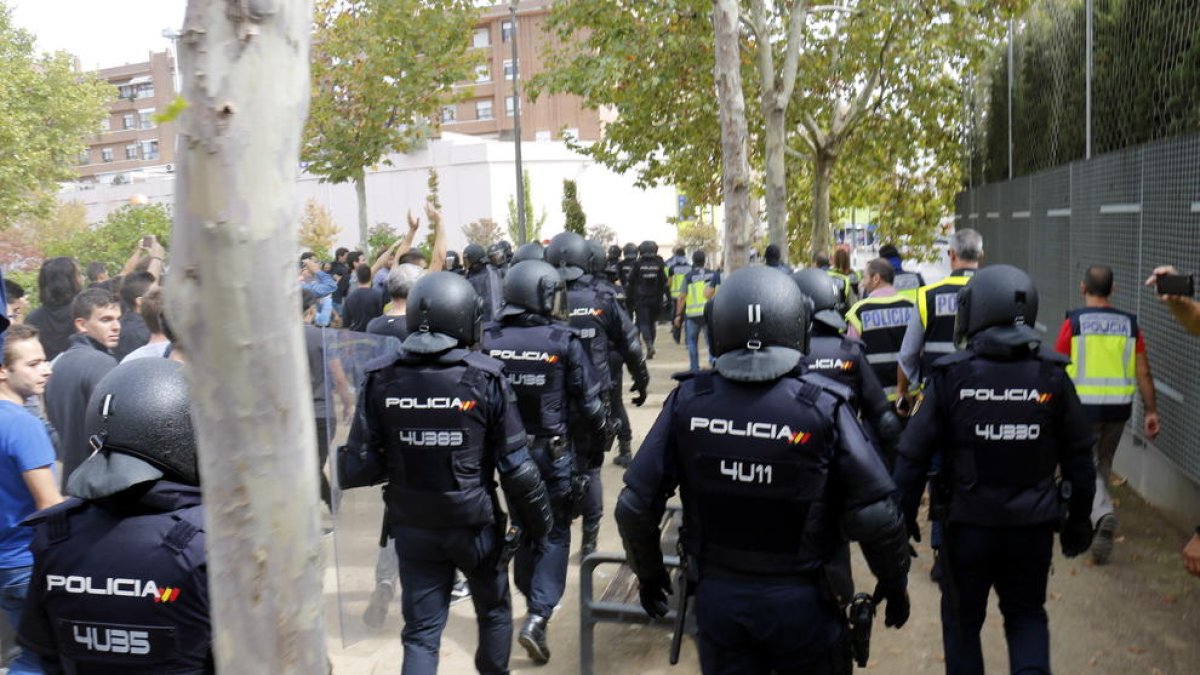 1-O, policía española, referéndum