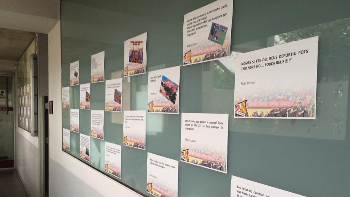 Una allau de missatges d'ànim cobreix les parets al vestidor roig-i-negre