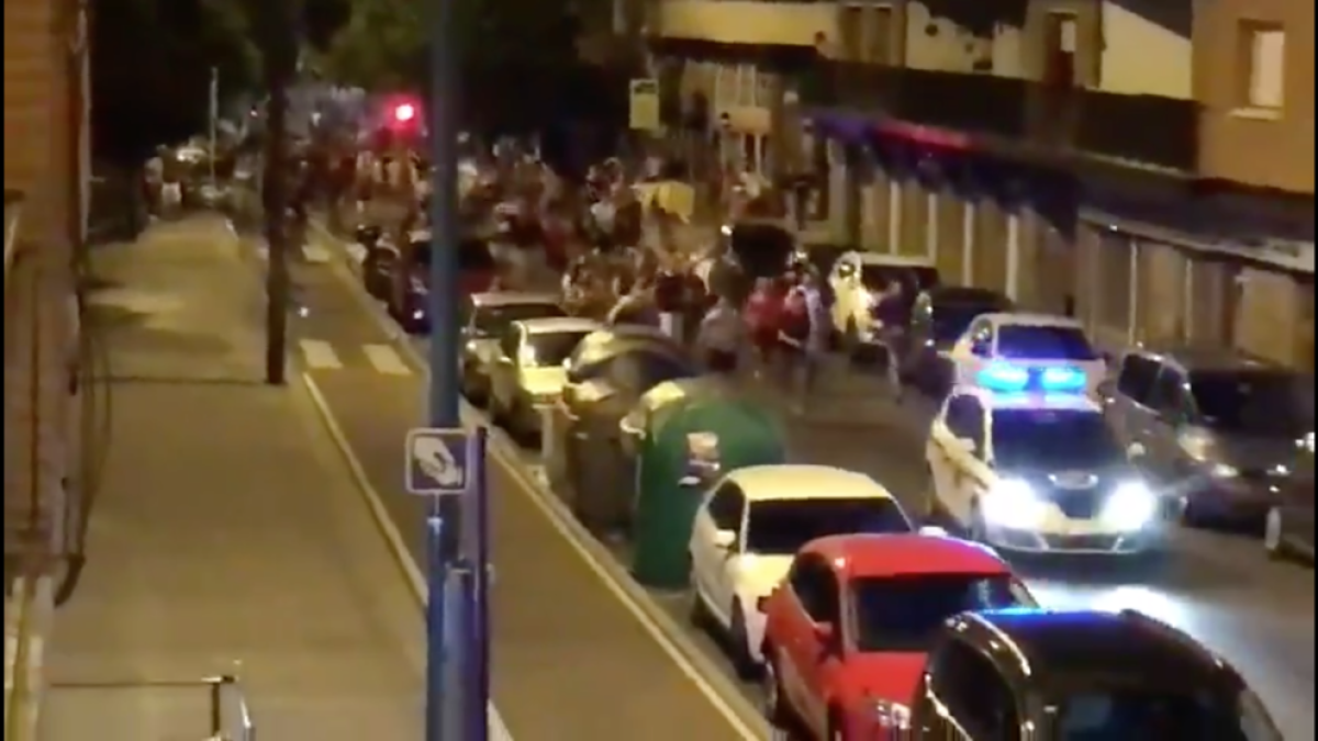 Decenas de jóvenes persiguen varios coches policiales porque se los habían confiscado los altavoces