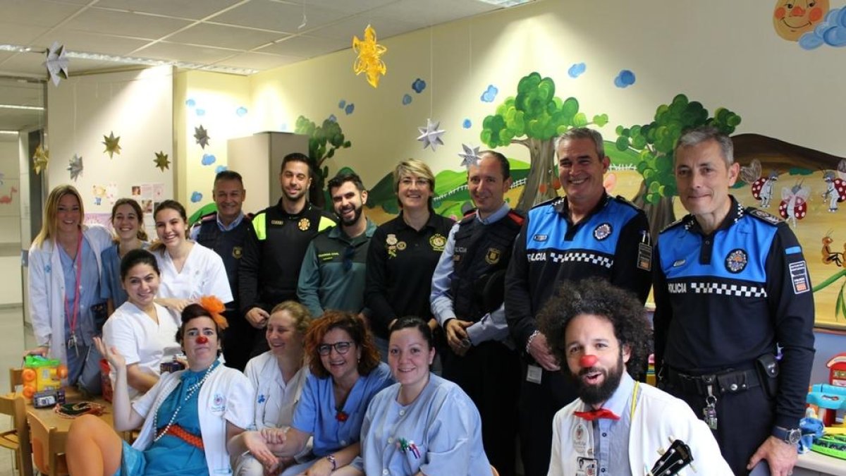 La Asociación Internacional de Policías visita la planta de pediatría del Joan XXIII