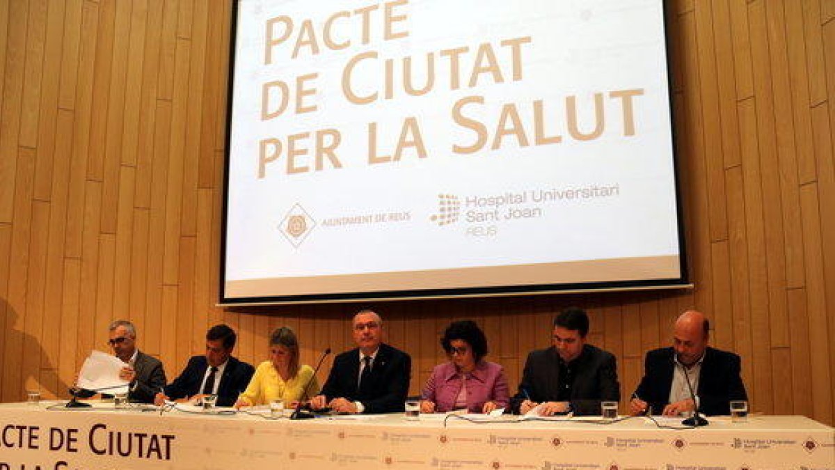 Els partits de Reus escenifiquen l'entesa en la signatura del Pacte de Salut, amb l'excepció de la CUP