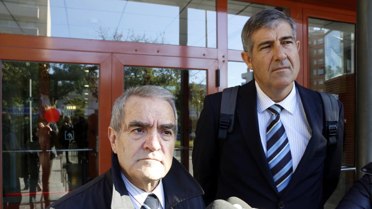 El propietario de Traiber, Luis Márquez, con su abogado ante los juzgados de Reus.