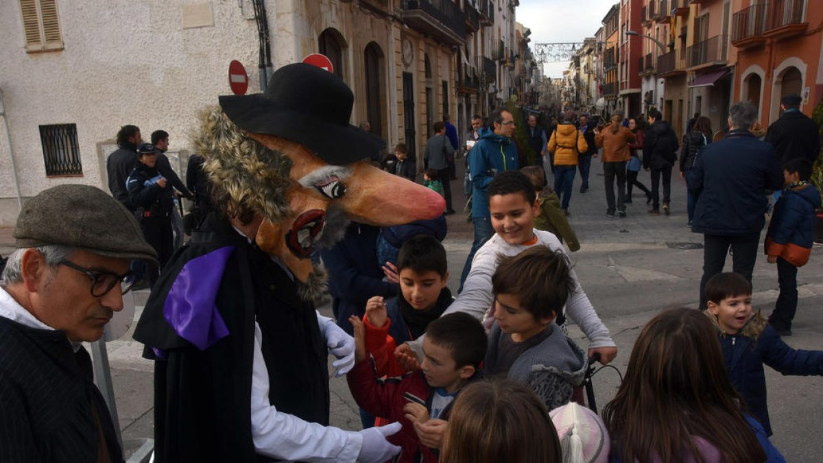 El Hombre de las Narices da su tradicional paseo para despedir el año en Torredembarra