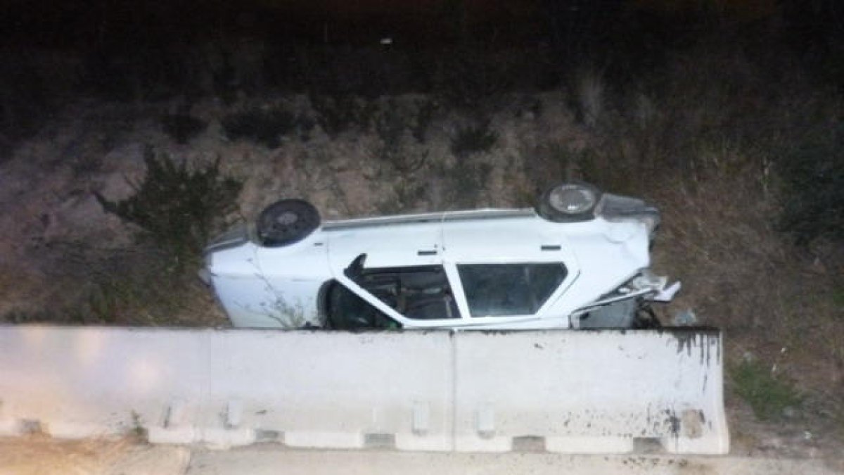 Un camionero drogado hace volcar un coche cuando conducía sin carné