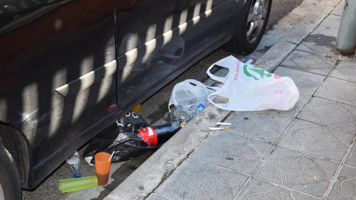 Ampolles d'alcohol, gots i brutícia, la conseqüència de l'incivisme dels joves al carrer