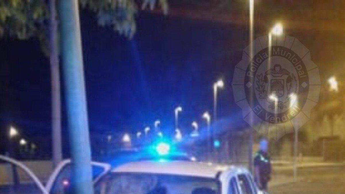 Un conductor bebido choca contra una farola en el Vendrell