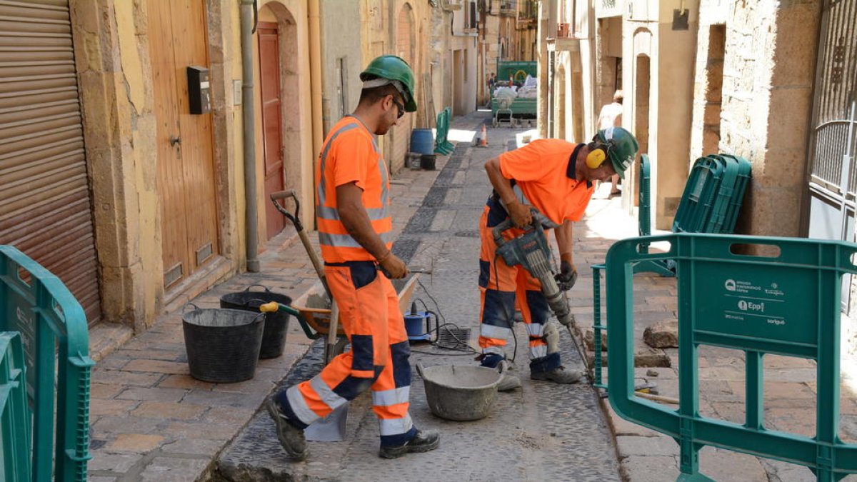 La Brigada de Intervención Rápida repara el pavimento de piedra artística de la calle Calderers
