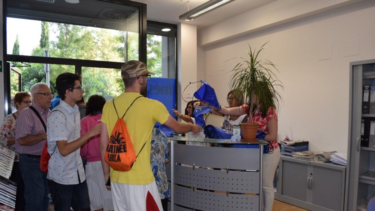 Molts lectors del Més ja tenen la seva motxilla de Santa Tecla