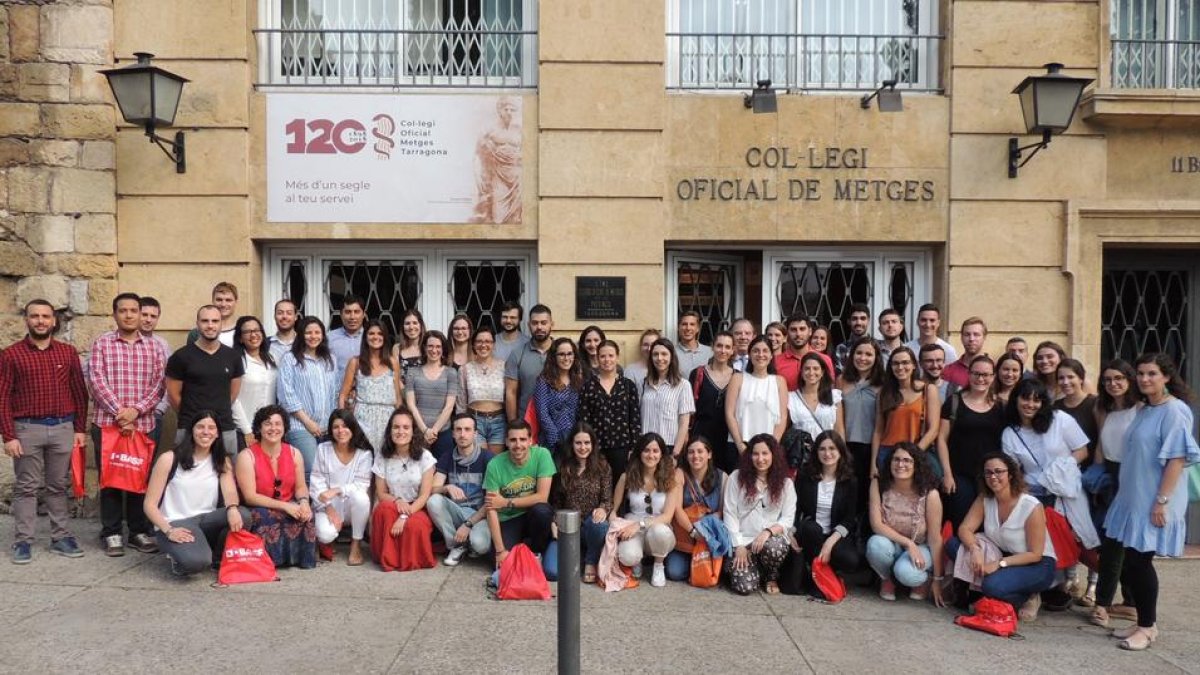 El Colegio de Médicos recibe a los residentes que se han incorporado a los centros de la demarcación