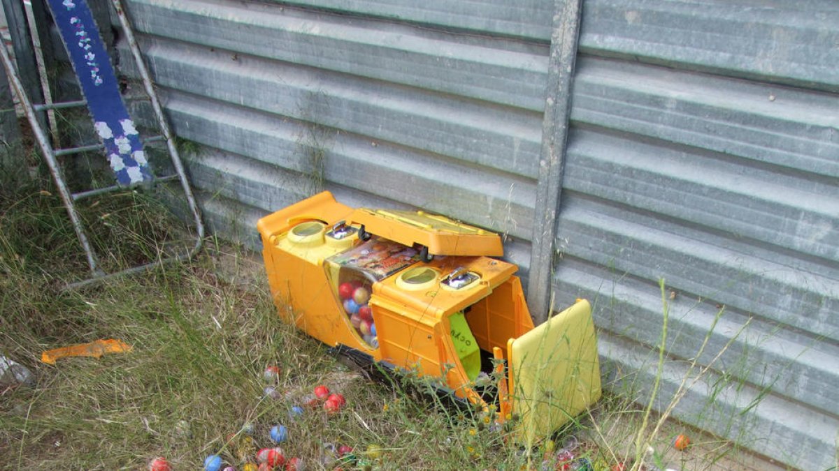 Roben dues màquines expenedores de joguines d'un bar de Reus per extreure'n els diners