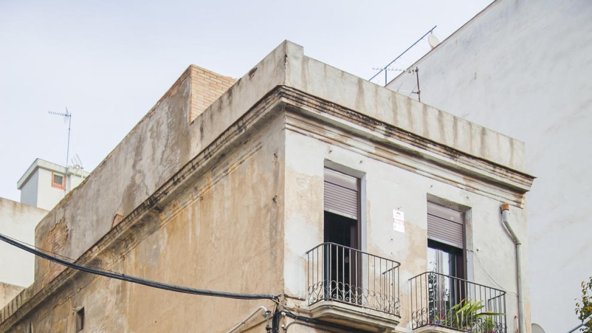 Apuntalen l'edifici on es va ensorrar un tram d'escala al carrer Tetuan