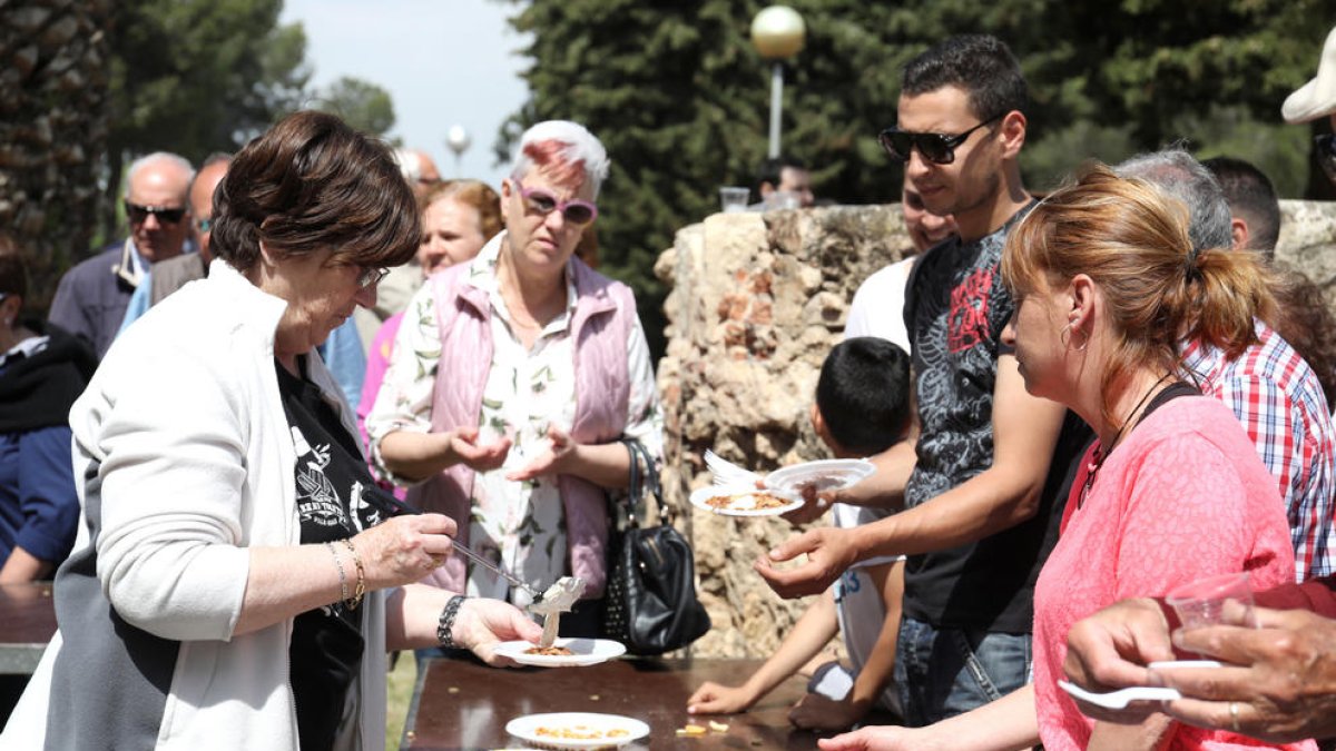 El Santuario de la Pineda se llena de familias el Lunes de Pascua