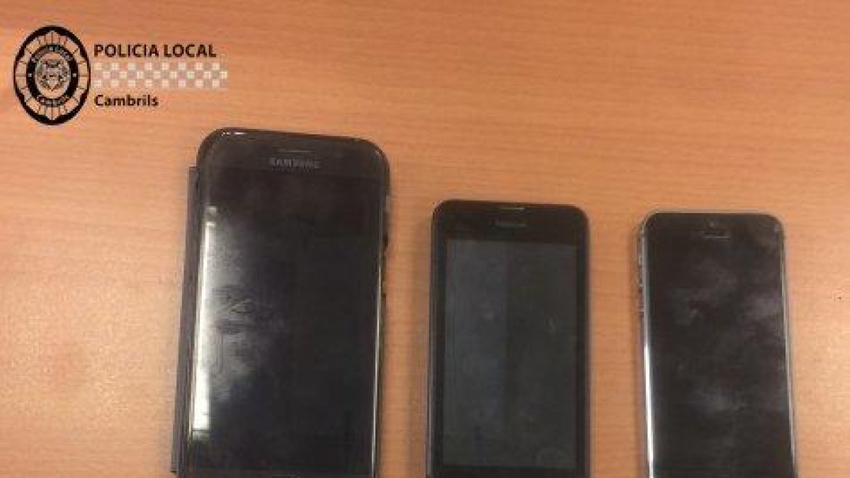 Detingut per conduir sense carnet i furtar una bossa de mà, mòbils i una tauleta